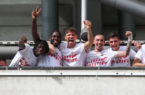Die Spieler des VfB feiern den Wiederaufstieg. Aufgrund des Coronavirus allerdings ohne Zuschauer. Foto: dpa/Tom Weller