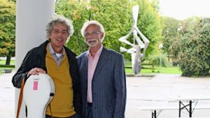 Der Cellist Michael Groß (links) und Walter Fuhrmann vom Freundeskreis Parnassus Akademie bereiten das letzte Konzert des Jahres vor. Foto: Sabine Schwieder