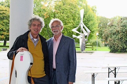 Der Cellist Michael Groß (links) und Walter Fuhrmann vom Freundeskreis Parnassus Akademie bereiten das letzte Konzert des Jahres vor. Foto: Sabine Schwieder