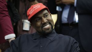 West trug eine rote Baseball-Mütze mit Trumps Wahlkampf-Slogan: „Make America Great Again.“ Foto: AP