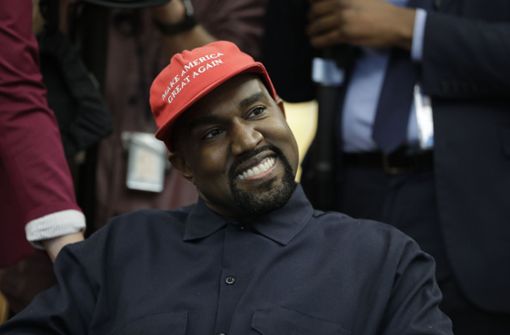 West trug eine rote Baseball-Mütze mit Trumps Wahlkampf-Slogan: „Make America Great Again.“ Foto: AP