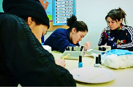 Maggie MacDonnell (rechts) mit zwei ihrer Inuit-Schülerinnen in der Schule von Salluit, das mit 1400 Einwohnern die viertgrößte Inuit-Siedlung in der Region Nord-du-Québec ist. Foto: CBS