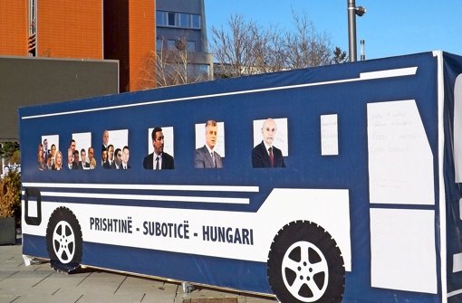 Protest aus Pappe: Gute Ausreise nach Ungarn wünschen viele Kosovaren ihren Politikern. Der Bus steht vor dem Regierungsgebäude in Pristina Foto: dpa