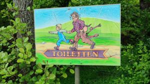 Im Erlebnispark Tripsdrill weist dieses Schild zum stillen Örtchen. Muss dafür der Po des Mannes sichtbar sein? Foto: Jacqueline Fritsch