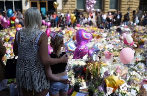 Bürger von Manchester legen Blumen am St Ann’s Square im Zentrum nieder. Foto: AFP