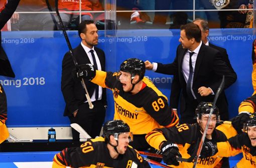 Ganz cool im Momant des großen Triumphs: Eishockey-Bundestrainer Marco Sturm (hinten links) Foto: dpa