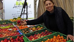 Altun Katmerci ergänzt das Angebot mit ihrem Obst- und Gemüsestand. Foto: C. Barner