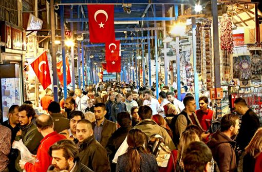 Die türkische Bevölkerung muss für Waren des täglichen Bedarfs immer tiefer in die Tasche greifen. Die Regierung will nun mit unkonventionellen Mitteln gegensteuern. Foto: AP