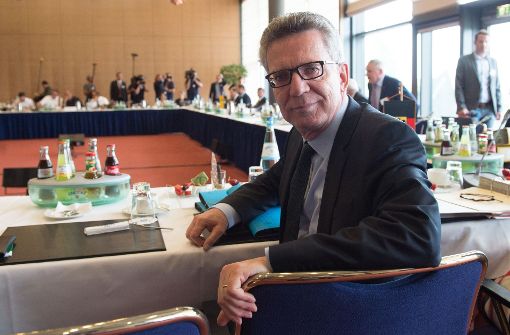 Gemeinsam mit Bundesinnenminister Thomas de Maizière (CDU) beraten die Länder-Innenminister bei ihrer Frühjahrskonferenz über eine Verschärfung der Sicherheitsgesetze. Foto: dpa