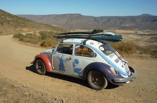Mit Surfbrett und schrottreifen Käfer durch die Wüste Südafrikas.  Foto: Kaschl