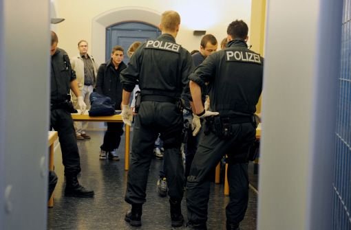 Spezialkräfte der Polizei haben zwei Männer der rockerähnlichen Gruppe Black Jackets in einem Bordell in Ulm festgenommen. Dabei konnte die Polizei ein ganzes Waffenarsenal beschlagnahmen. Foto: dpa/Archivbild