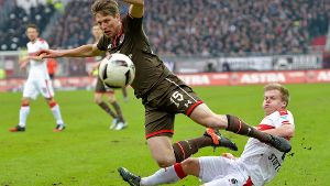 Voller Einsatz: der VfB-Mittelfeldspieler Jean Zimmer legt sich gegen Daniel Buballa vom FC St. Pauli mächtig ins Zeug. Foto: dpa