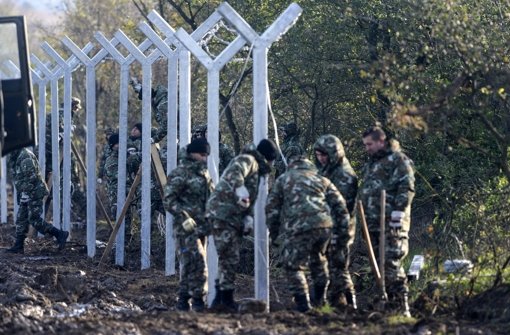 Mazedonien hat mit dem Bau eines Grenzzaunes begonnen. Foto: dpa