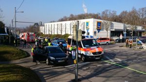 Aufregung in der Schmidener Straße in Bad Cannstatt: Bei einem Unfall sind am Freitag drei Menschen verletzt worden, ein siebenjähriger Bub schwebt in Lebensgefahr. Foto: Andreas Rosar Fotoagentur Stuttgart