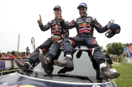 Nasser Al-Attiyah (rechts) und sein französischer Co-Pilot Matthieu Baumel (links) feiern ihren Sieg bei der Rallye Dakar. Foto: EFE
