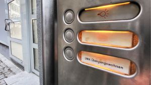 Nur das Klingelschild weist auf die Notunterkunft in der  Esslinger Altstadt hin. Foto: /e Hauptmann