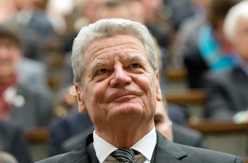 Bundespräsident Joachim Gauck sitzt am 12. Dezember 013, dem 50. Todestag des ersten Bundespräsidenten Theodor Heuss, vor Beginn einer Gedächtnis-Vorlesung in einem Hörsaal der Universität in Stuttgart. Foto: dpa