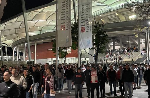 Die Fans des VfB traten gegen 22.45 Uhr die Heimreise an. Foto: StZN