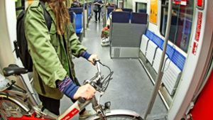 Haben Radfahrer im Mehrzweckabteil ein Recht auf einen Sitzplatz? Foto: Lichtgut/Leif Piechowski