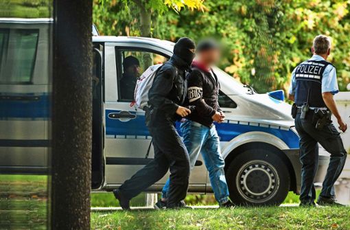 Die mutmaßlichen Terroristen werden am Montag zum Bundesgerichtshof in Karlsruhe gebracht. Foto: AP, dpa