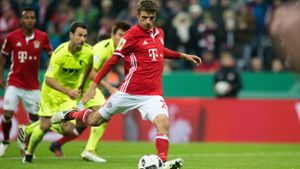 Trotz des verschossenen Elfmeters von Thomas Müller siegt der FC Bayern MÜnchen mit 3:1 gegen Augsburg. Foto: dpa