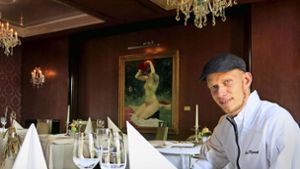 Der Küchenchef Boris Rommel im Zwei-Sterne-Restaurant Le Cerf, im Hintergrund: „Der rote Hut“ (1903) von Josef Engelhart aus der Sammlung Würth Foto: Matthias Ring