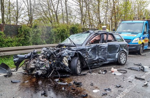 Der Audi einer 46-Jährigen wurde am Montag bei Schwieberdingen gleich von zwei Lkw erfasst. Foto: SDMG