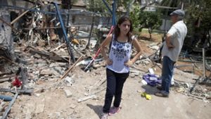 Eine israelische Frau schaut auf ein von einer Hamas-Rakete zerstörtes Haus in in Yahud südlich von  Tel Aviv Foto: Getty