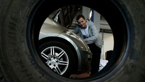 George Greenlee hilft in der  Werkstatt beim Reifen wechseln und Bremsen reparieren. Foto: Sauer