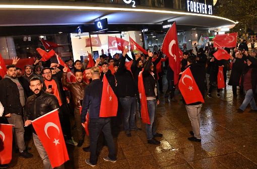 Jubel bei den Türken in Deutschland, die beim Referendum mit „Ja“ abstimmten. Foto: dpa