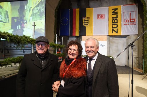 Verkehrsminister Winfried Hermann, Gerlinde Kretschmann, Ehefrau des Ministerpräsidenten und Tunnelpatin, sowie Rüdiger Grube, Vorsitzender des Vorstands Deutsche Bahn AG, stehen vor dem Albabstiegstunnel. Foto: dpa