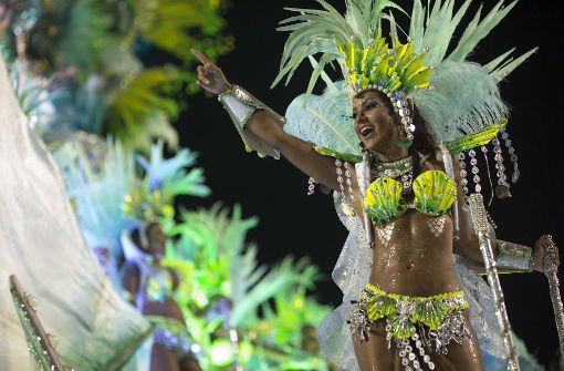 Die Sambaschulen treten mit bunten Kostümen und heißen Samba-Tänzerinnen in der Arena Sambódromo gegeneinander an. Foto: AP