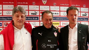 Fredi Bobic (rechts) und Präsident Bernd Wahler (links) haben am Montag den neuen VfB-Stuttgart-Trainer Huub Stevens (Mitte) offiziell vorgestellt. Foto: Pressefoto Baumann