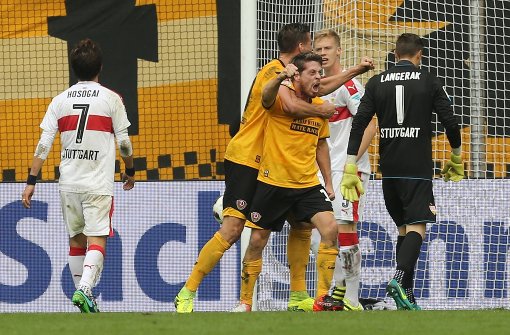 Auch Andreas Lambertz trifft. Und das an seinem Geburtstag. Fünf Tore kassiert der VfB am Ende. Foto: Bongarts