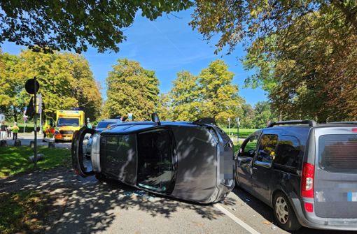 Bei einem Unfall am Montag in Weilimdorf ist eines der beteiligten Fahrzeuge auf die Seite gekippt. Foto: /Andreas Rosar
