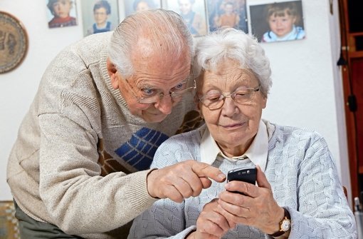 Senioren sollten beim Kauf von einem Smartphone einiges beachten Foto: Fotolia