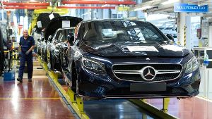Daimler rudert beim erwarteten Absatz und Umsatz für den Konzern zurück. (Archivfoto) Foto: dpa