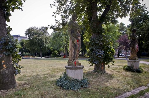 Besuddelte Statuen stehen im Stadtgarten. Mehr Fotos der Parkanlage finden Sie in unserer Bildergalerie. Foto: Peter-Michael Petsch