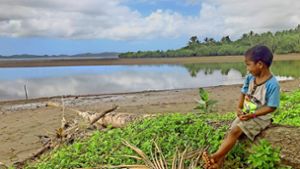 Land unter: Ein Junge sitzt am Strand des Dorfs Vunisavisavi auf den Fidschi-Inseln. Die Gemeinde ist die erste, die wegen des steigenden Meeresspiegels auf Fidschi ins Landesinnere umgesiedelt wurde. Foto: dpa