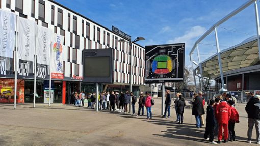 Sie alle wollen Bayern-Tickets: die Schlange vor dem Fancenter am Mittwochvormittag. Foto: red/red