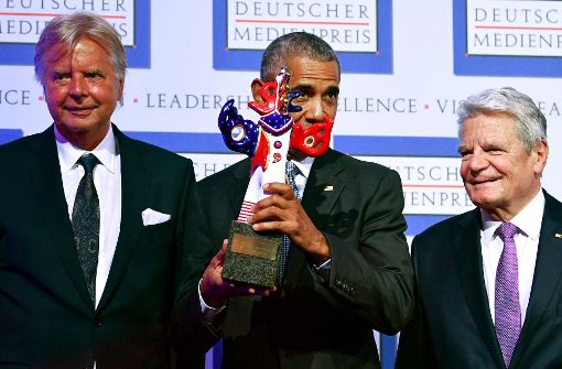 Preisträger Barack Obama wird umrahmt von Medienpreis-Erfinder Karlheinz Kögel (links) und Altbundespräsident Joachim Gauck. Foto: dpa