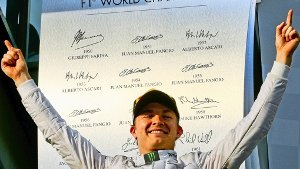 Auf dieser Tafel soll schon bald auch der Name Nico Rosberg stehen: Der Gewinner von Melbourne auf dem Podium vor den Namen der Formel-1-Weltmeister Foto: EPA