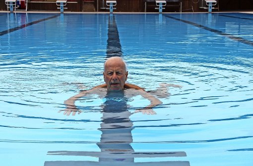SSV-Mitglied Volker Brüstle aus Stammheim war am Samstag um 9.30 Uhr einer der ersten Schwimmer bei der Saisoneröffnung im Bädle. Das Wasser war nur etwa 19 Grad warm. Foto:  