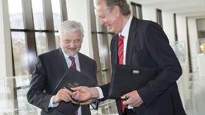 WMF-Chef Volker Lixfeld (rechts) – hier bei der  Eintragung in das Denkmalbuch des Landes mit Regierungspräsident Wolfgang Reimer – wird in den Ruhestand gehen. Foto: Ines Rudel/Ines Rudel