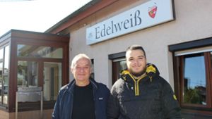 Der Wirt Babis Zafeiri (links) hat das Vereinsheim des RV Edelweiß Bonlanden übernommen, sein Sohn Lefteris Eleftheriadis tritt als Geschäftsführer auf. Foto: Caroline Holowiecki
