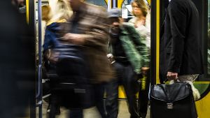 Menschen haben so einiges bei sich, wenn sie in der Stadtbahn unterwegs sind. In einem aktuellen Fall der Polizei in Stuttgart war es ein gestohlener Bürostuhl. Foto: Lichtgut/Max Kovalenko