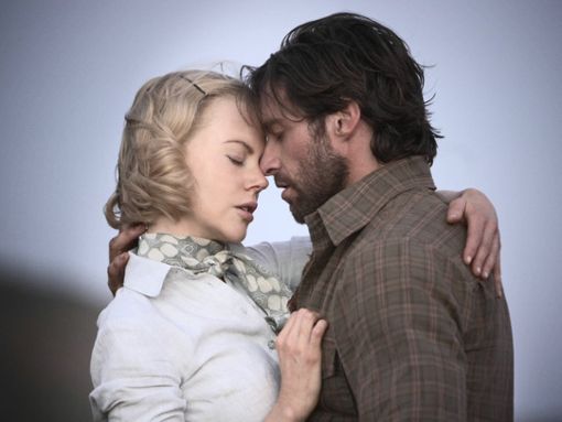 Hugh Jackman und Nicole Kidman verliebt im und ins Outback. Foto: Disney