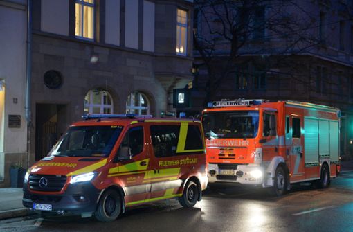 Links die neue, rechts die bisherige Farbgebung der Stuttgarter Feuerwehr: Was ist besser sichtbar? Foto: STZN