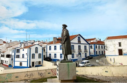 Überlebensgroß: Denkmal neben  dem Nordturm der Festung von Sines für den portugiesischen Seefahrer Vasco da Gama. Foto: Helge Sobik