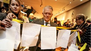 Viel Papier für den OB: Fritz Kuhn (Mitte) erhält 5300 Unterschriften, mit denen mehr Geld für Kitas gefordert wird. Foto: Leif Piechowski